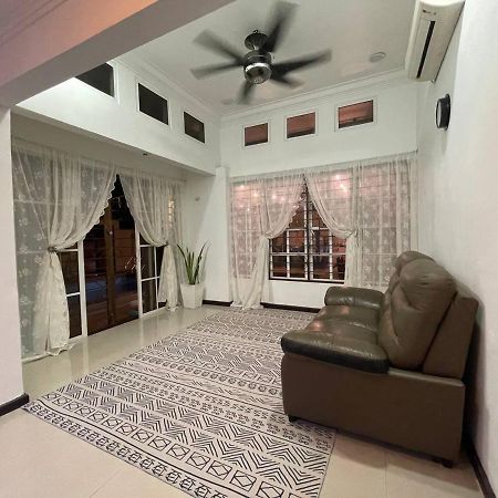 Homestay Laman Nuri, Kota Damansara Petaling Jaya Buitenkant foto